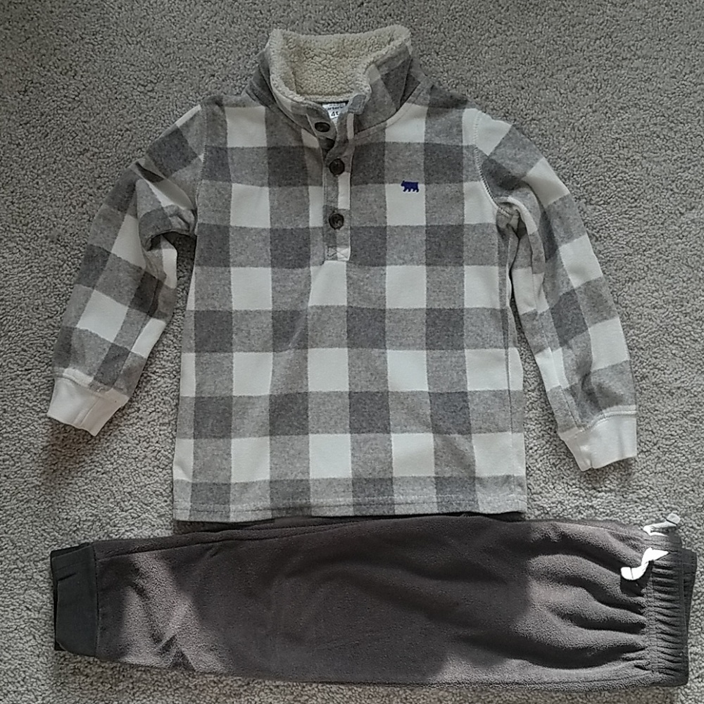 Bundle of 🐻TWO PIECE🐻 Cozy 4T Carter's set